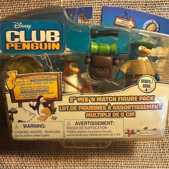 Disney Club Penguin Toy Action Figures Series 4 New in Package - Picture 1 of 7
